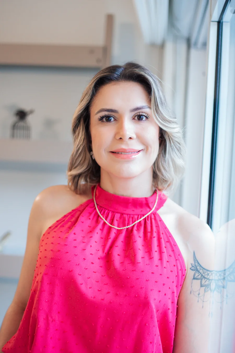 Júlia Fonseca em um ambiente claro