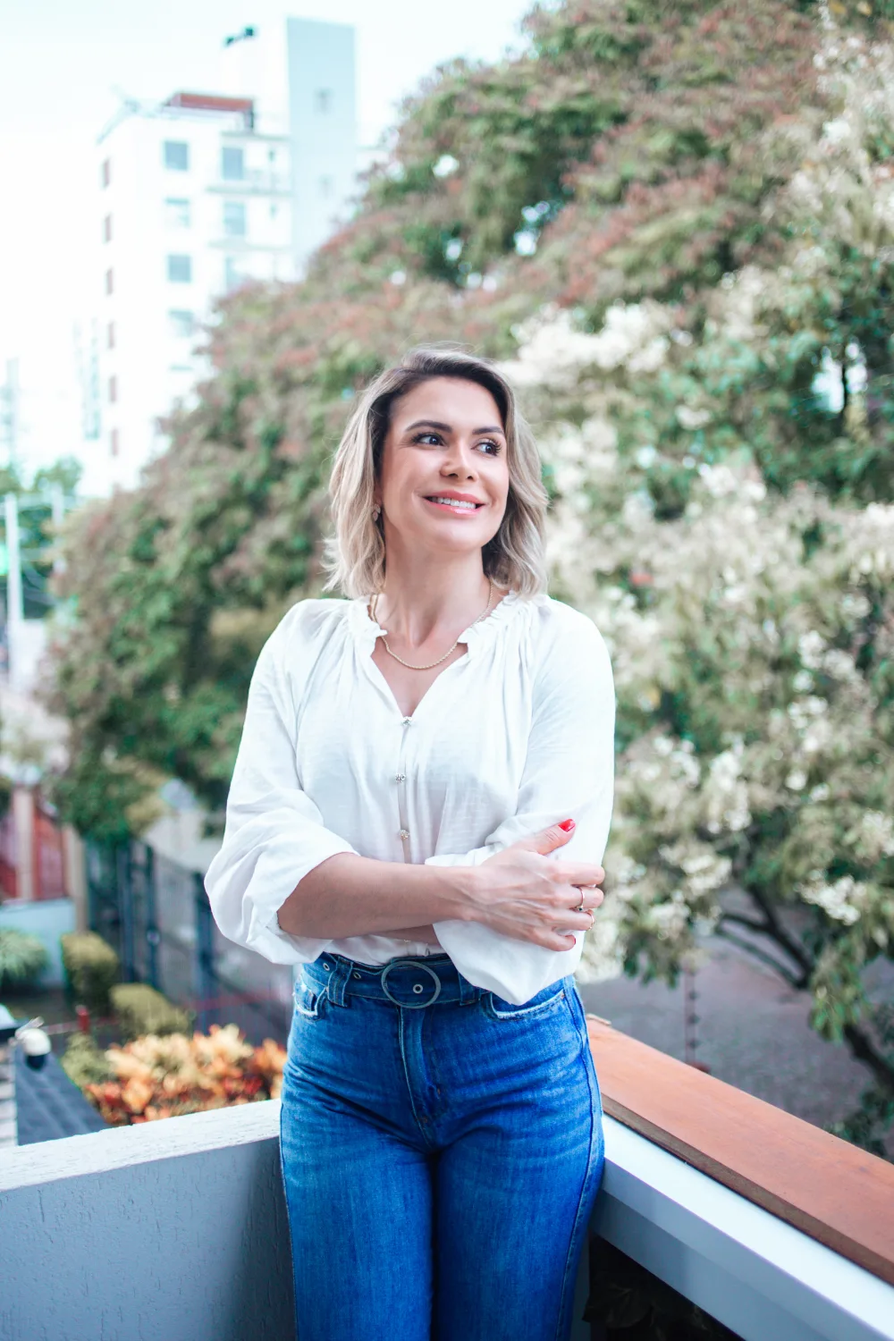 Júlia Fonseca em uma varanda